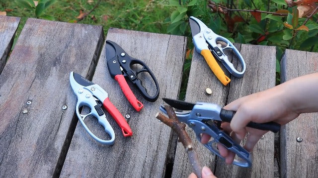 Garden Clippers, Premium Germany Titanium Pruners, 4x cutting power trimming, Pruning Shears, Cutting Rose, Flower, Hedge, Stem, Tree, Sharp Gardening Scissors, Arthritis Weak Hand Snips Titanium -Black