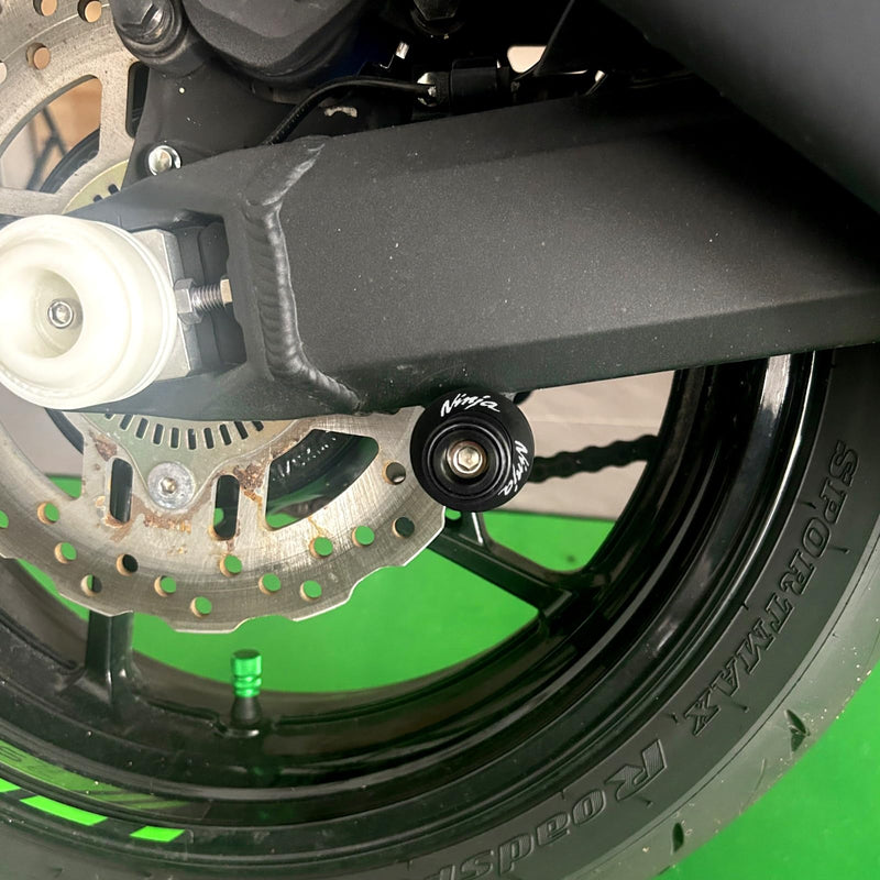 Fit For KAWASAKI Ninja 650 2025 Ninja 500 SE Ninja 400 NINJA 1000 SX 2017-2024 2025 ZX-4RR ZX6R 636 ZX10R ZH2 CNC Motorcycle Swingarm Spool Sliders Stand Screws (Black) Black