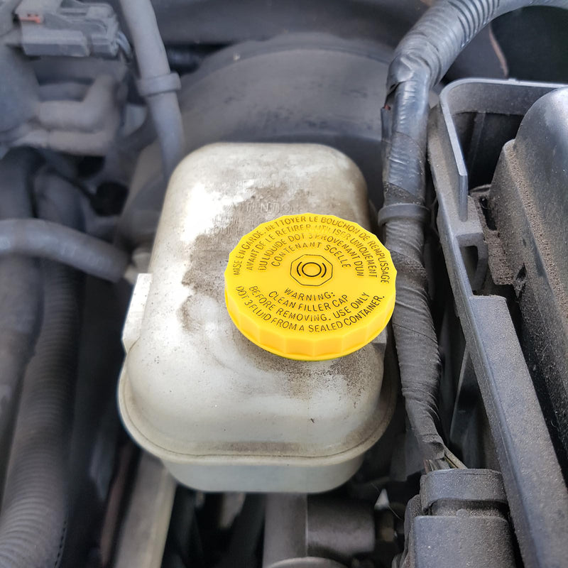 Brake Master Cylinder Reservoir Cap, 2.59x2.59x0.43in Brake Fluid Cap Replacement, Yellow Brake Fluid Cap Compatible with 2015 Chrysler 200 Pacifica Accessories