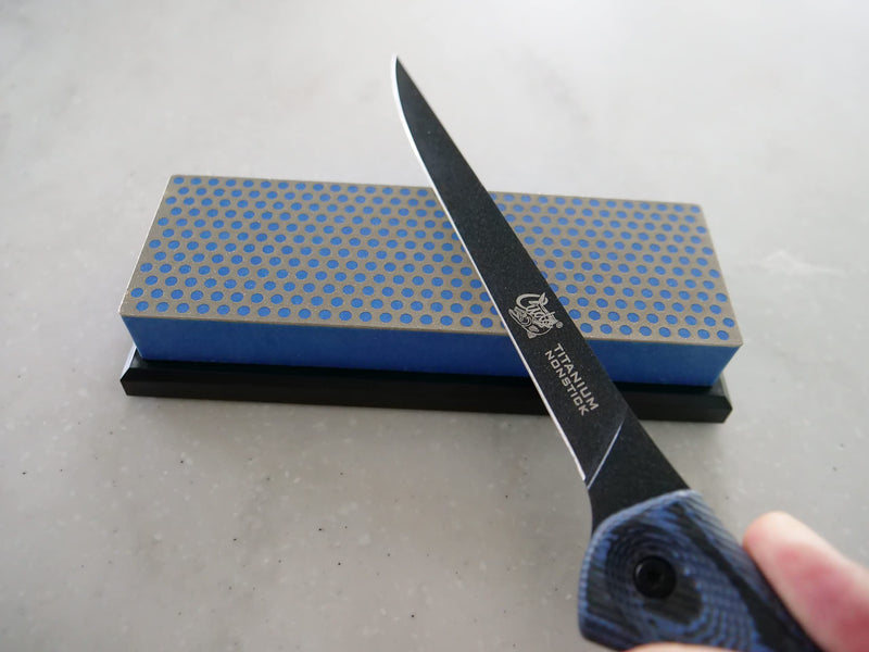 DMT (Diamond Machining Technology) 6-inch Diamond Whetstone Sharpening Stone with Plastic Case - Coarse, W6CP