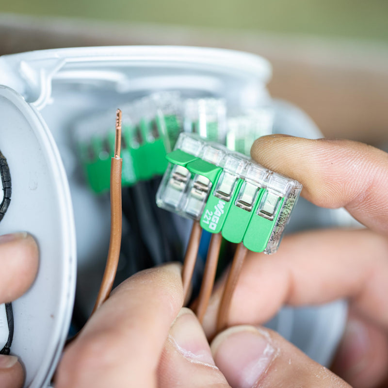 221-425 | WAGO Splicing Connector Green Range | for Solid, Stranded and fine-Stranded Conductors | 5-Conductor with levers | 24-12 AWG | Transparent housing | [25 Pieces]