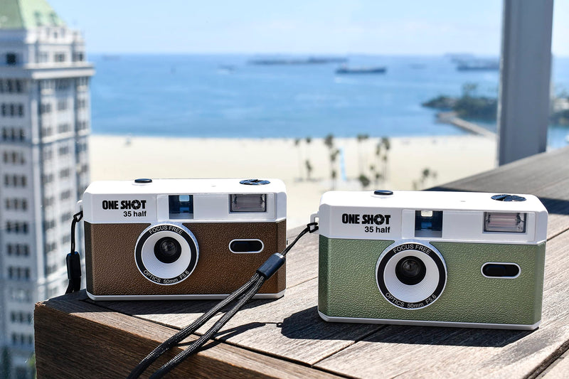 1 Shot Point and Shoot 35mm Film Camera Reusable Retro Half Frame Camera, Built in Flash, Included One Roll ASA/ISO 400 Black & White Film 18 Exp., (36 Shots) Battery Not Included (Green Color) Green