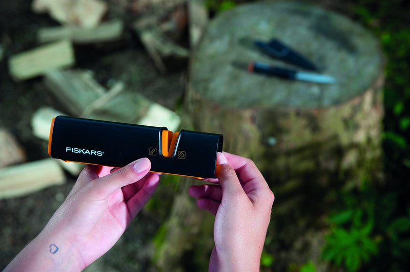 Fiskars XSharp Axe and Knife Sharpener, Ceramic sharpening stone/Fiberglass reinforced plastic case, Black/Orange, 1000601 16.5 x 3.5 x 3.7 cm
