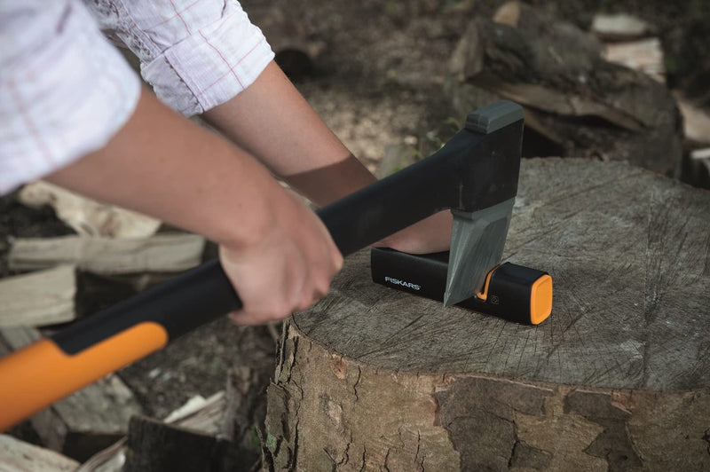 Fiskars XSharp Axe and Knife Sharpener, Ceramic sharpening stone/Fiberglass reinforced plastic case, Black/Orange, 1000601 16.5 x 3.5 x 3.7 cm