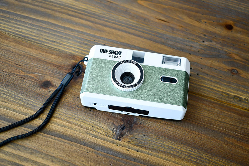 1 Shot Point and Shoot 35mm Film Camera Reusable Retro Half Frame Camera, Built in Flash, Included One Roll ASA/ISO 400 Black & White Film 18 Exp., (36 Shots) Battery Not Included (Green Color) Green