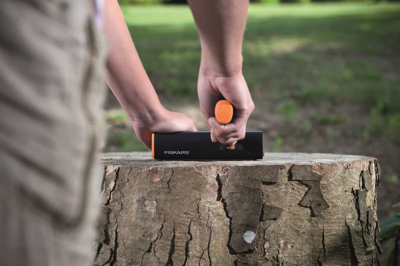 Fiskars XSharp Axe and Knife Sharpener, Ceramic sharpening stone/Fiberglass reinforced plastic case, Black/Orange, 1000601 16.5 x 3.5 x 3.7 cm