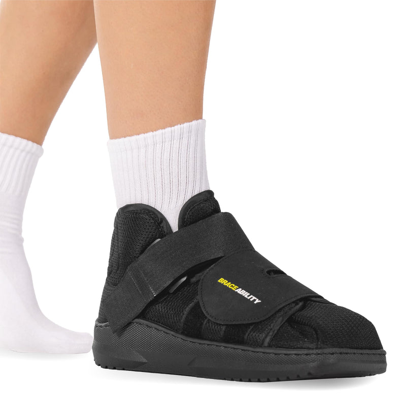 BraceAbility Closed Toe Medical Walking Shoe - Lightweight Broken Toe Cast Boot, Fractured Foot Brace for Metatarsal Stress Fracture, Post-op Bunion, Hammertoe Surgery Recovery - For Men or Women (M) Medium (Women's 7-9.5 / Men's 6-8.5)