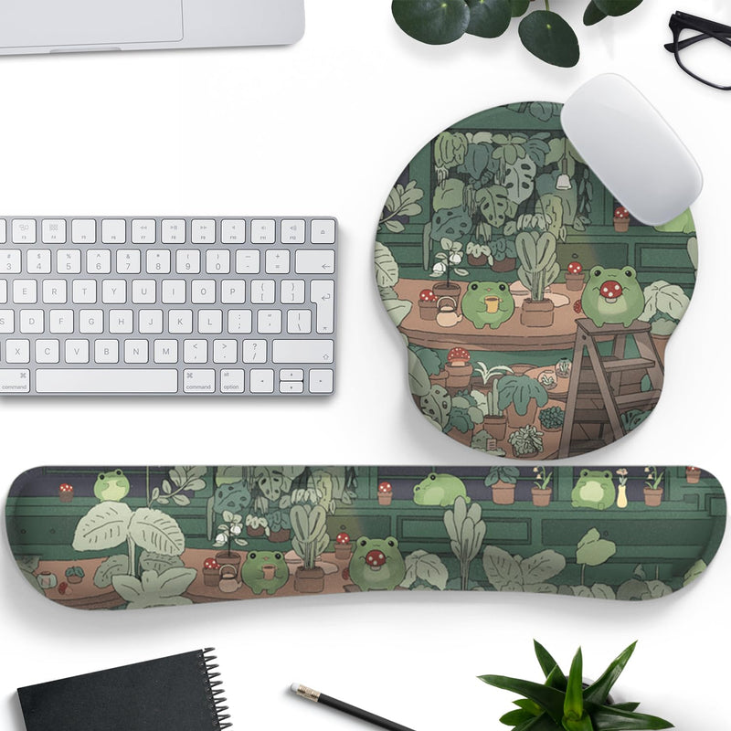 Cute Frog Mouse Pad with Wrist Rest Kawaii Green Decor Pain Relief Mat, Ergonomic Mouse Pad for Desk Computer Keyboard Laptop, Desk Decor Office Accessories for Girl Wrist Rest for Computer Keyboard.