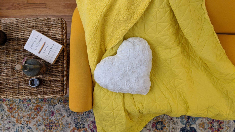  [AUSTRALIA] - DaDa Bedding Hand-Made Heart Shaped Throw Pillow - Valentine Luxury White Roses Cushion with Sewn Insert - Cute Romantic Gift Soft Faux Fur Sherpa Backside - 16” x 14” Heart Shape