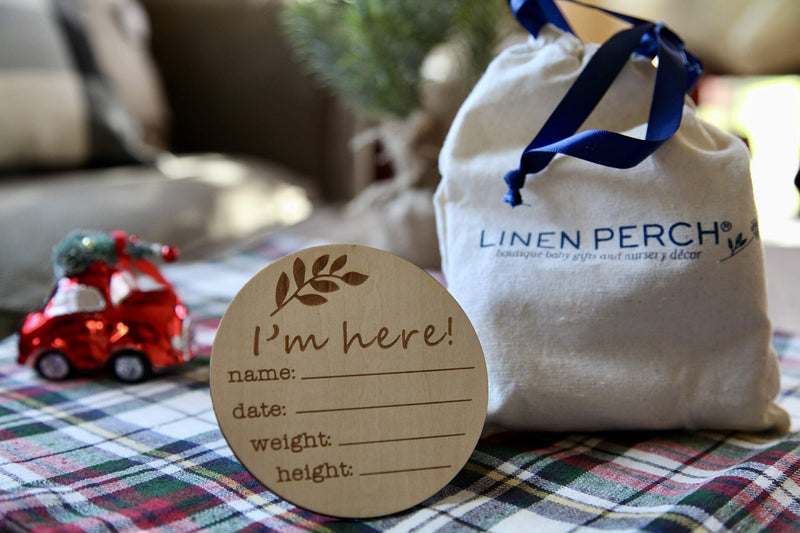  [AUSTRALIA] - Linen Perch Birth Announcement Sign - Personalizable Wood Baby Birth Announcement - Newborn Sign for Hospital - Newborn Photography Prop - Newborn Name Tag -"I'm Here", Name, Date, Weight, Height